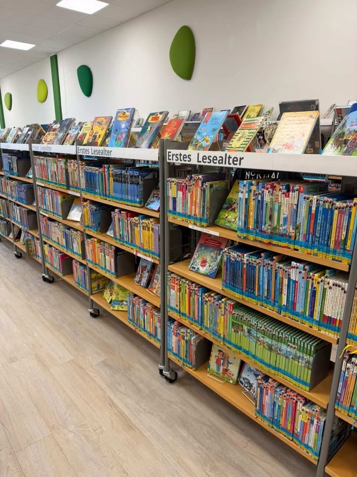 Regal mit Büchern in der Stadtbibliothek