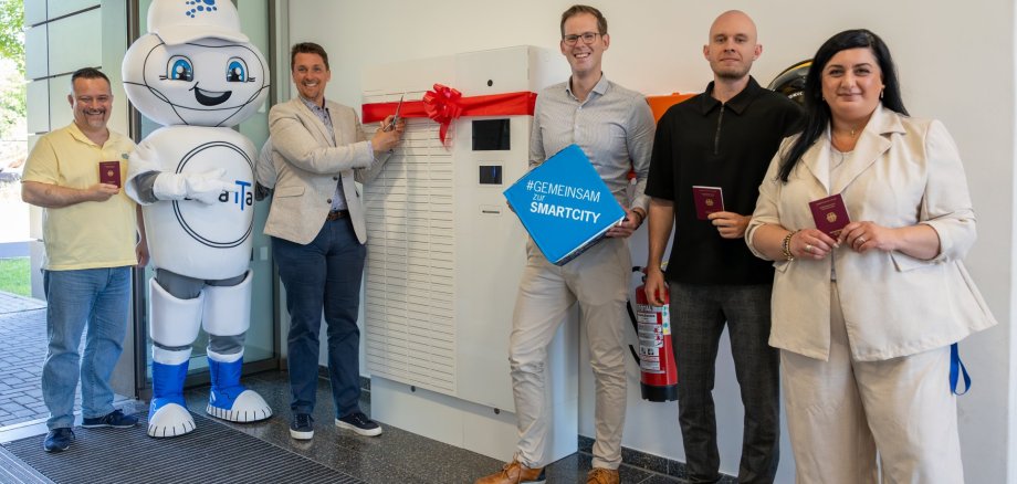 v.l.:Jan Masemann (Leiter Standes- und Bürgeramt, SmarTa, Bürgermeister Alexander Biber, Sebastian Glees (Stabsstelle Digitalisierung), Sofia Vavlas (Bürgeramt) 