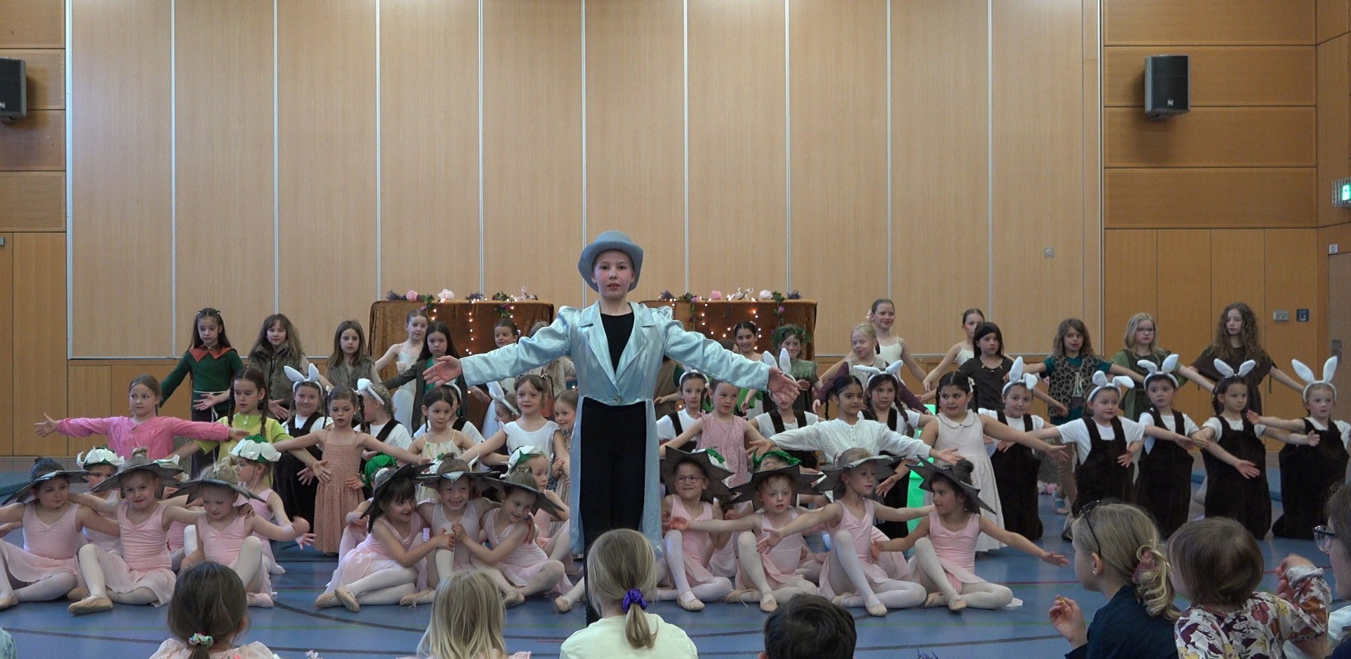 Ballettschülerinnen auf der Bühne