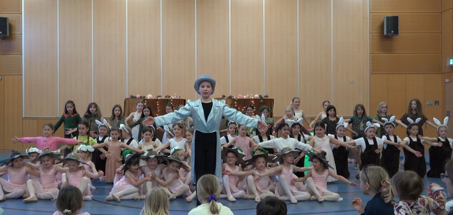 Ballettschülerinnen auf der Bühne