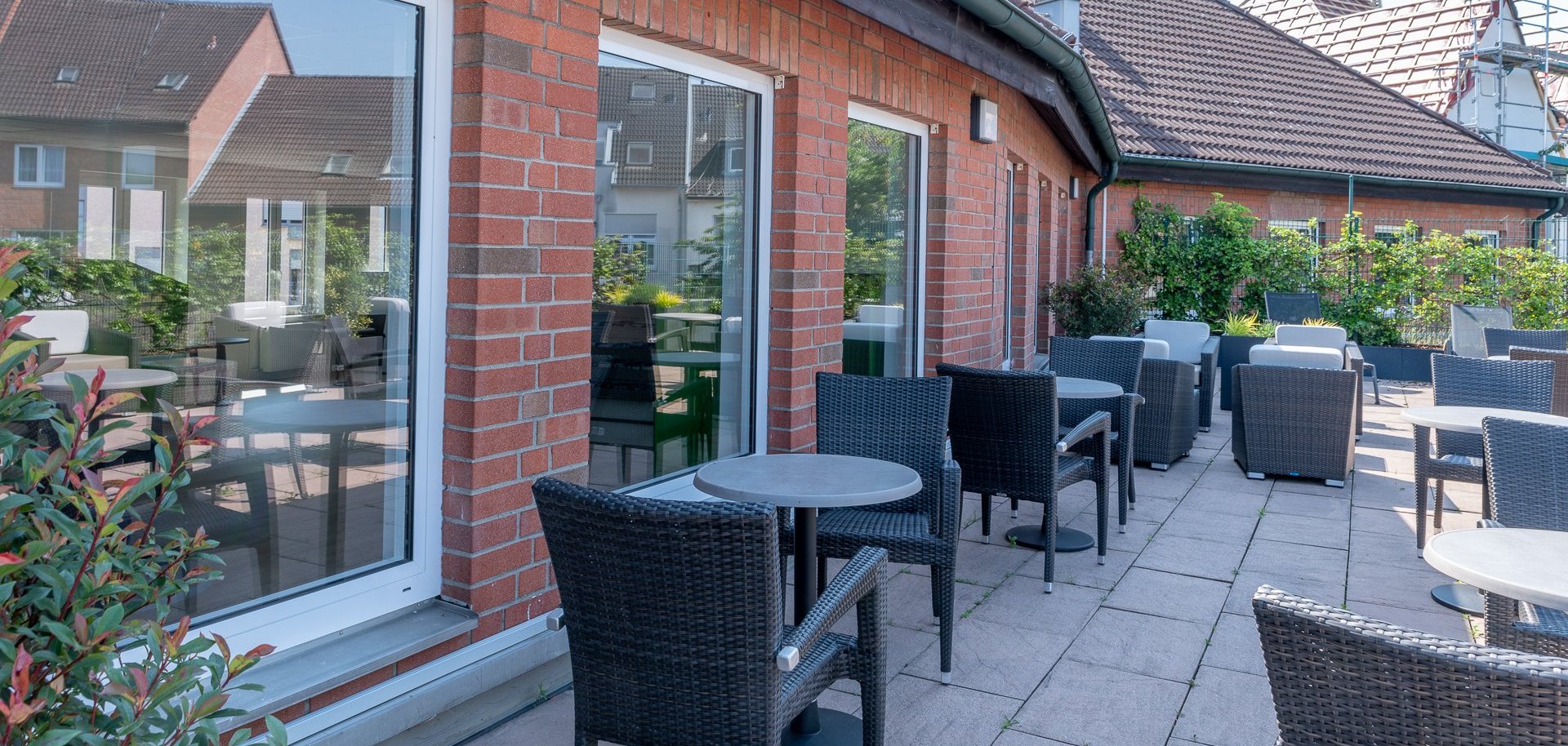 Die bisherige Leseterrasse der Stadtbibliothek Troisdorf mit Stühlen und Tischen
