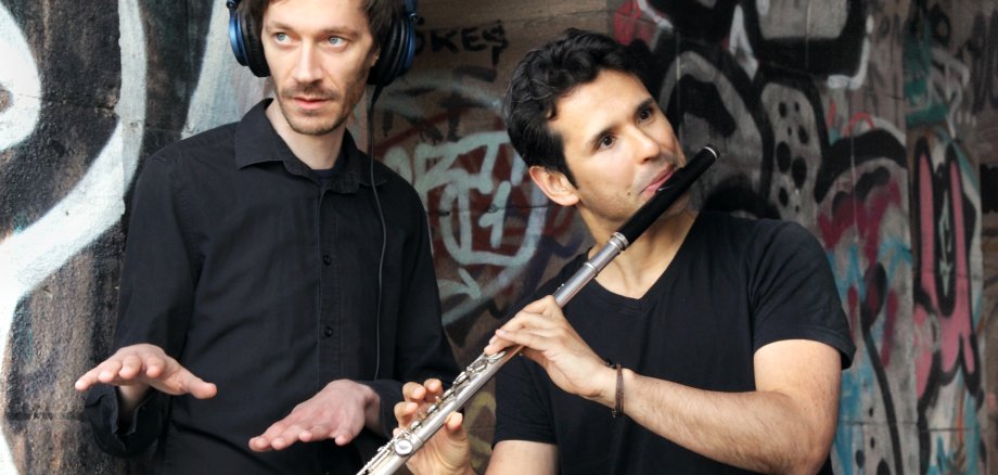 Daniel_Manrique_Smith_Frank_Brempel_BildNr9971_Photocredits_Emanuela_Danielewicz Zwei Musiker, einer mit Kopfhörer, der andere mit Flöte