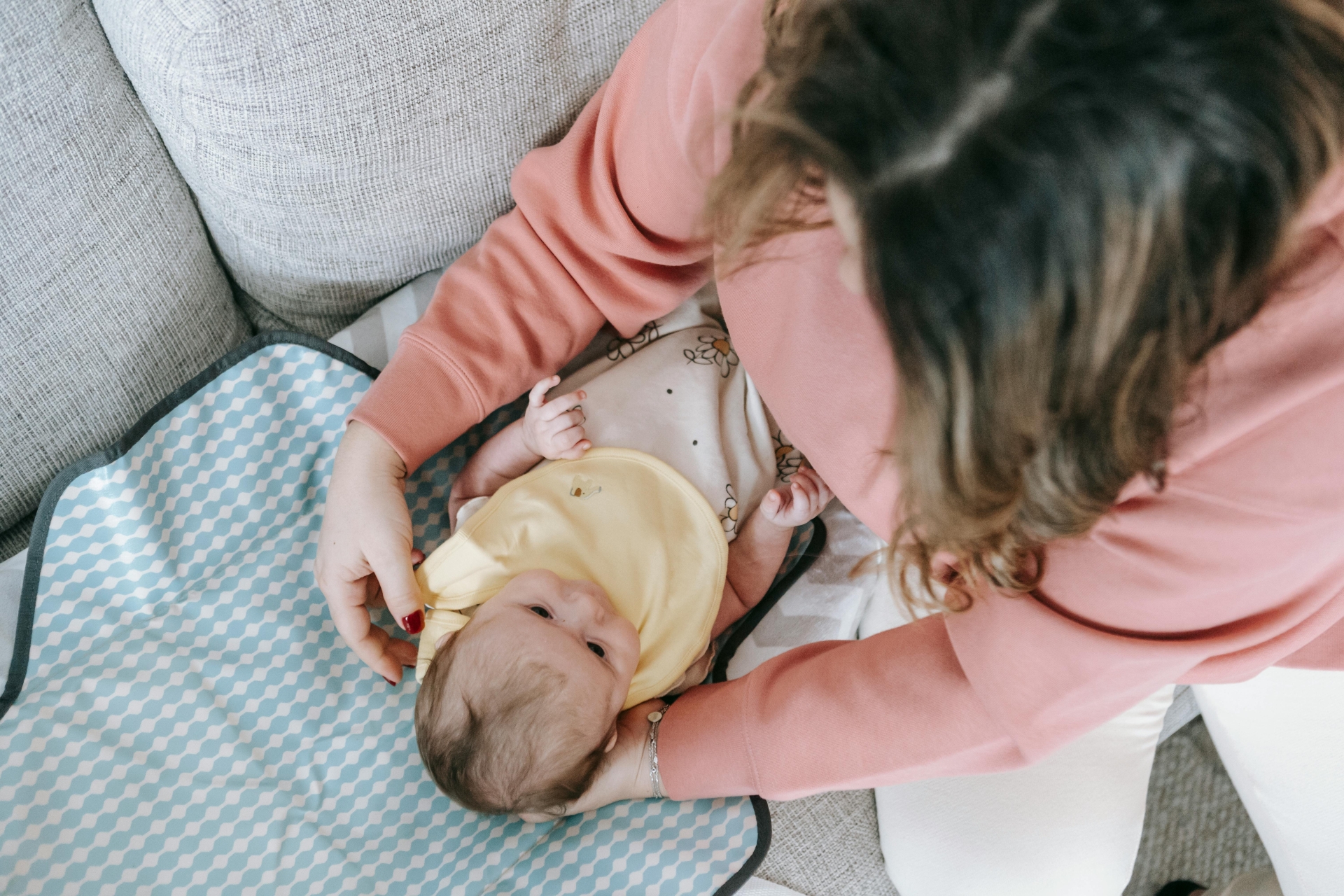 Frau mit Baby (von oben)