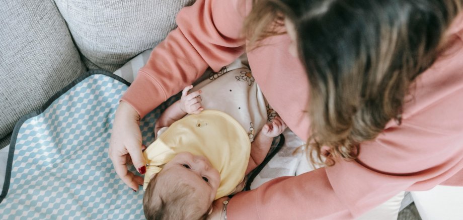 Frau mit Baby (von oben)