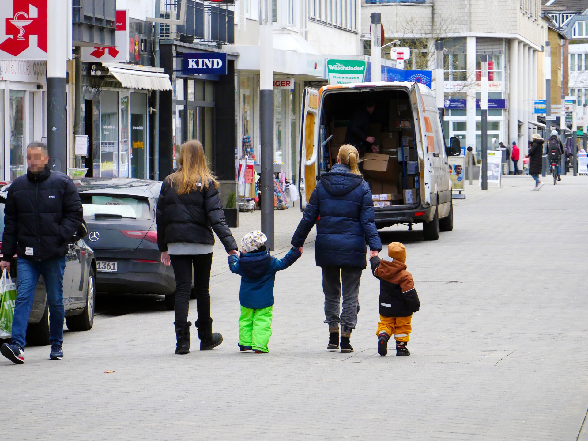 Menschen in der Fußgängerzone Troisdorf