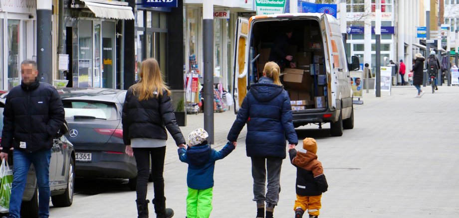 Menschen in der Fußgängerzone Troisdorf