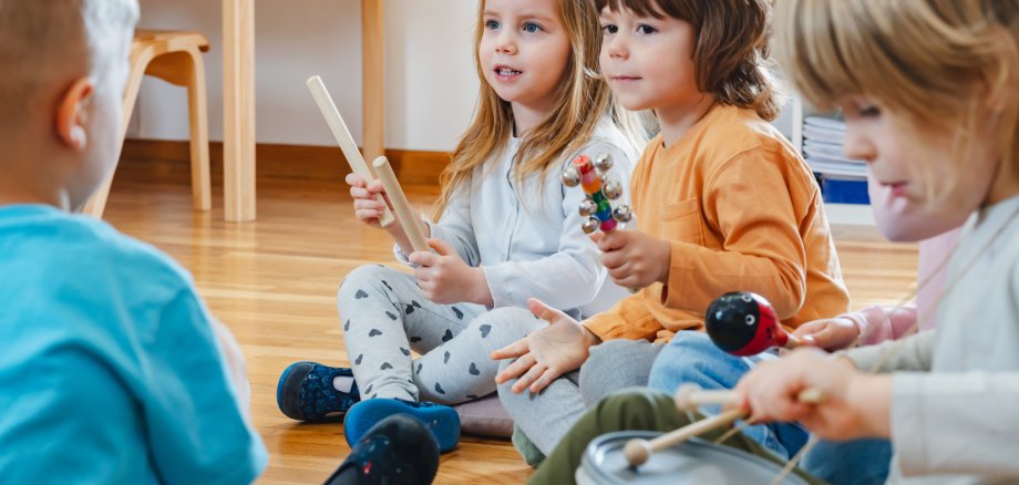 Kinder mit Instrumenten