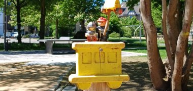 Baustellenbarke mit Legofiguren