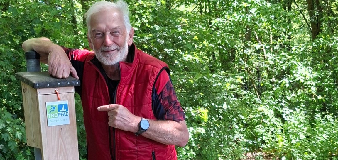 Der Initiator des TROPFADES Klaus Grommes freut sich über eine Stempelstation.