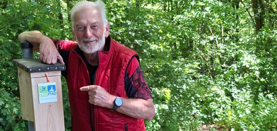 Der Initiator des TROPFADES Klaus Grommes freut sich über eine Stempelstation.
