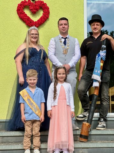 Das Eschmarer Maipaar Leon und Tamara und der Rotz Mike gemeinsam mit dem Kinder-Maipaar Remý und Leonie.