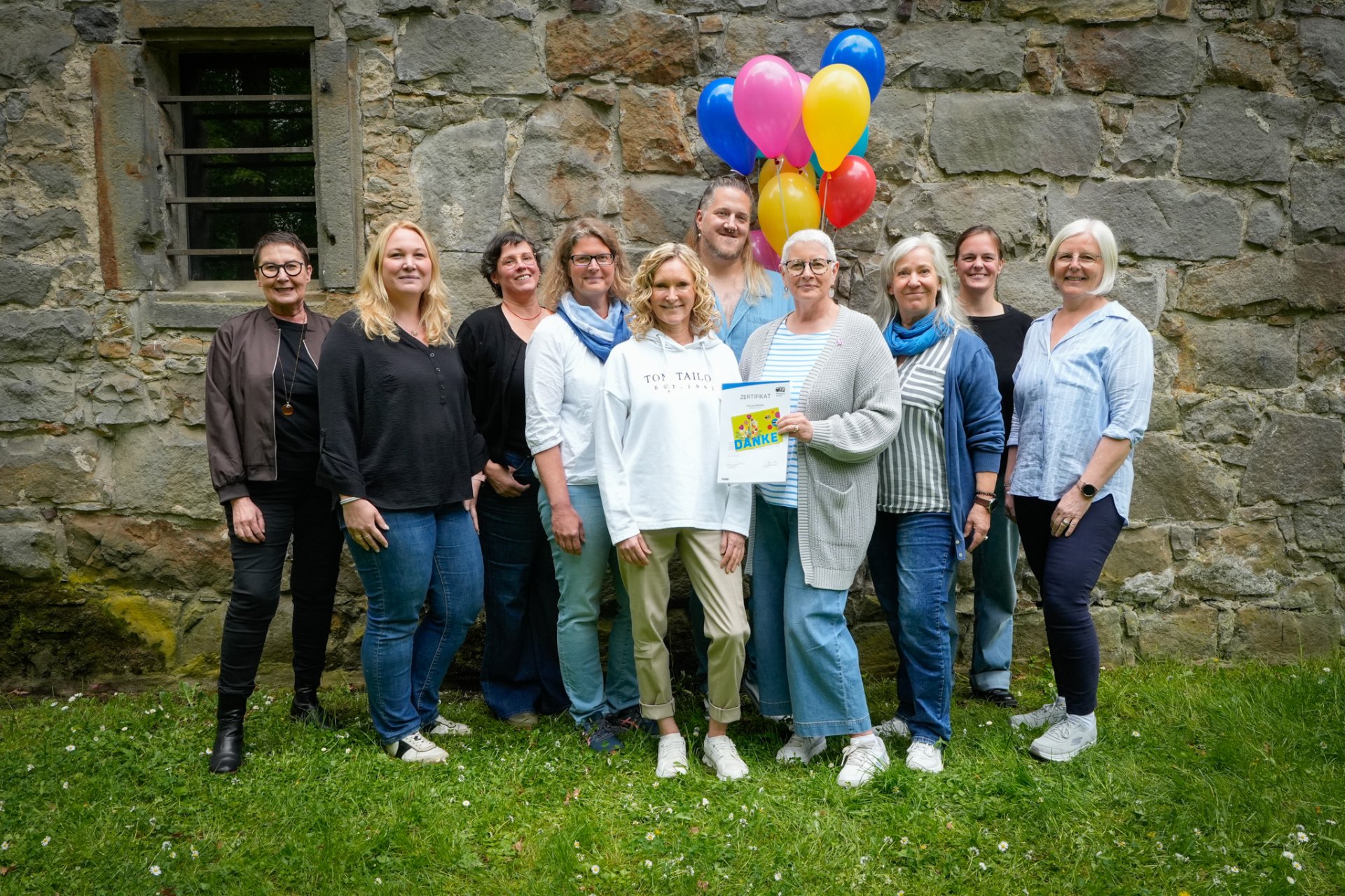 Gruppenbild Frauen und ein Mann schauen in Kamera