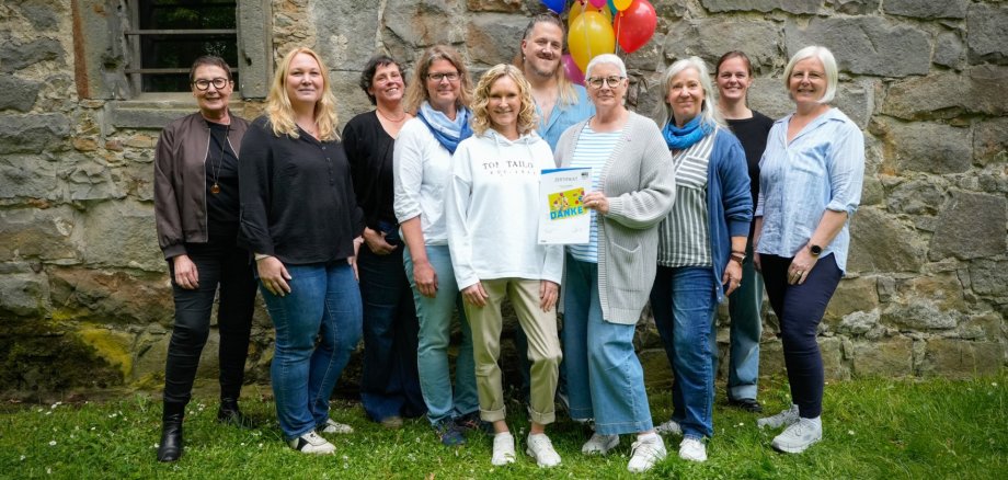Gruppenbild Frauen und ein Mann schauen in Kamera