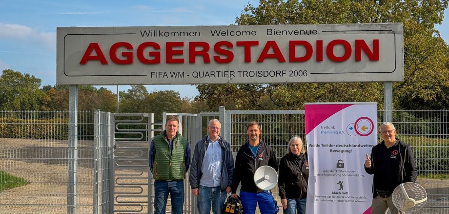 Projektbeteiligte Personen vor dem Aggerstadion