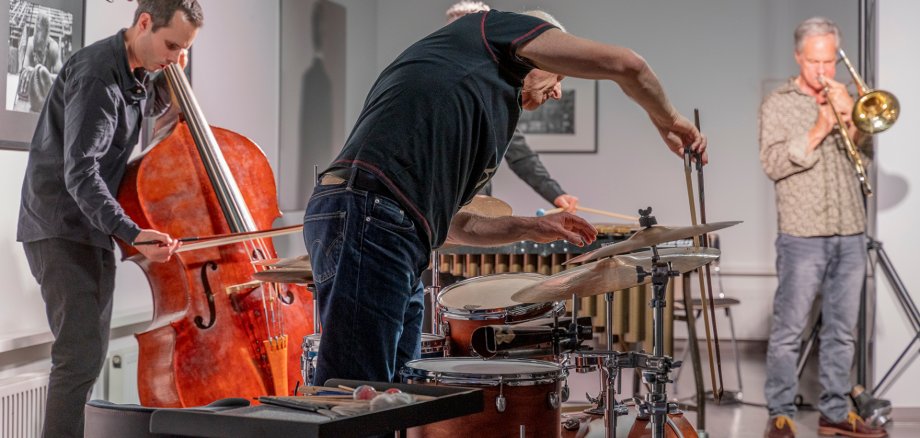 Robert Morgenthaler - Trombone, Elias Stemeseder - Piano, Fridolin Blumer - Bass, Heinz Geisser - Drums & Percussion