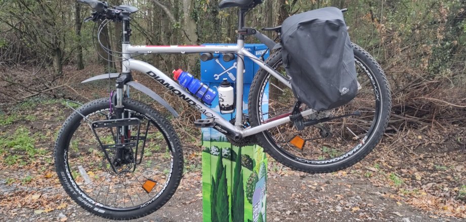 Fahrrad hängt auf der Fahrradservicestation