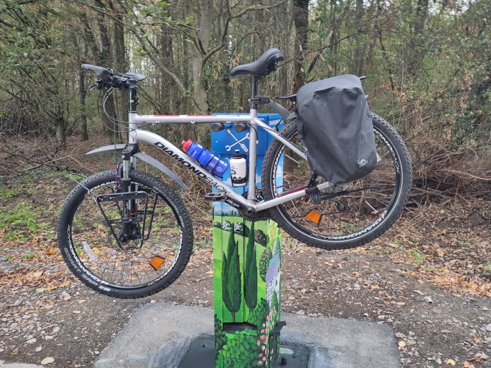 Fahrrad hängt auf der Fahrradservicestation
