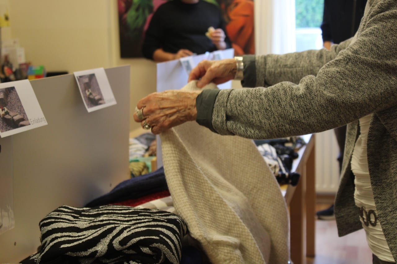 Eine Person begutachtet ein Kleidungsstück