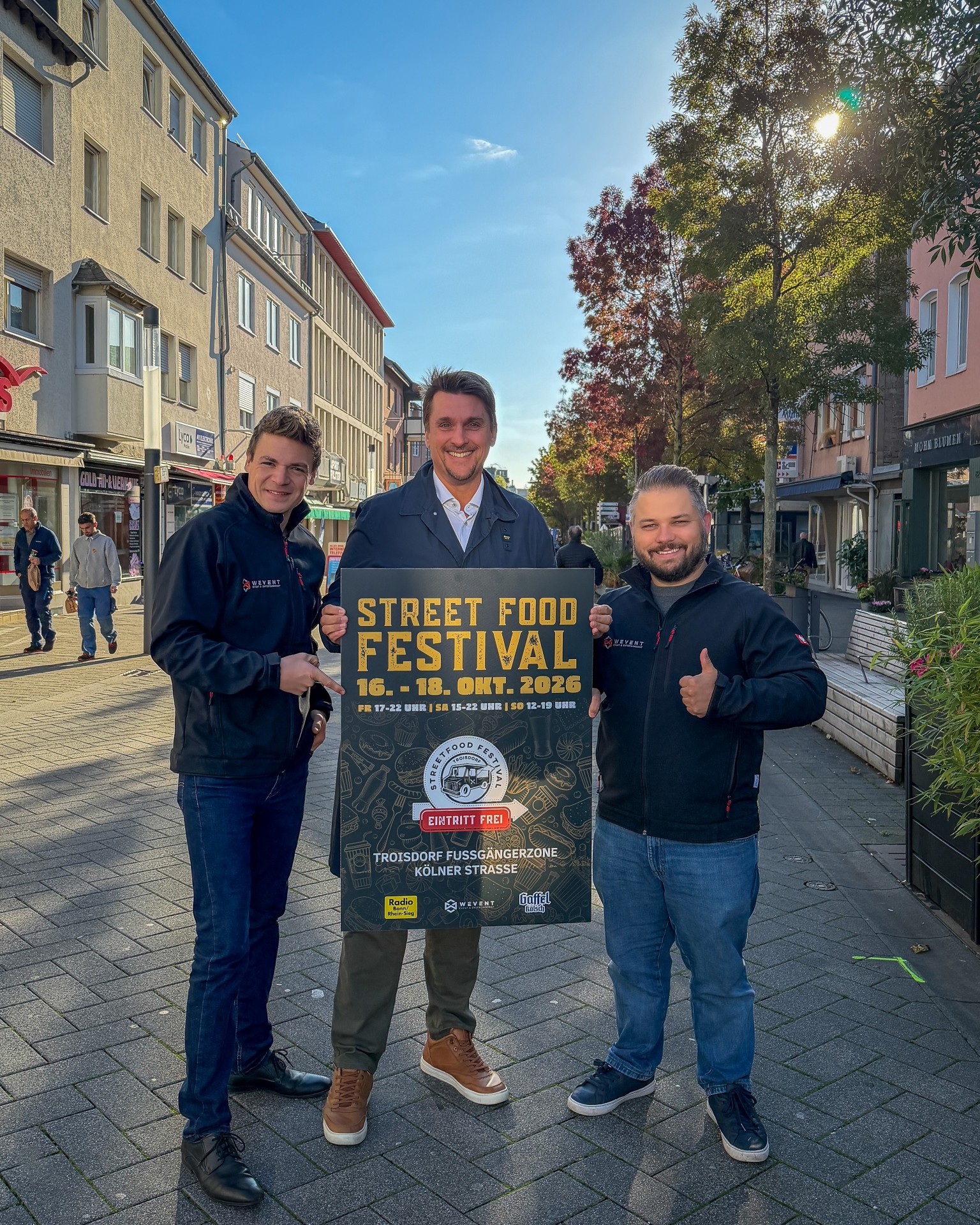 v.l. Veranstalter Andre Neff, Bürgermeister Alexander Biber, Veranstalter Ramon Wiener