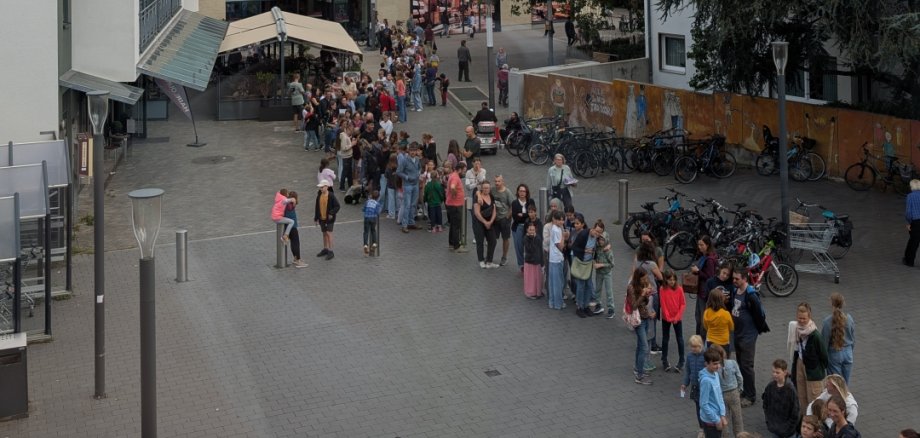 Schlange vor dem Kino
