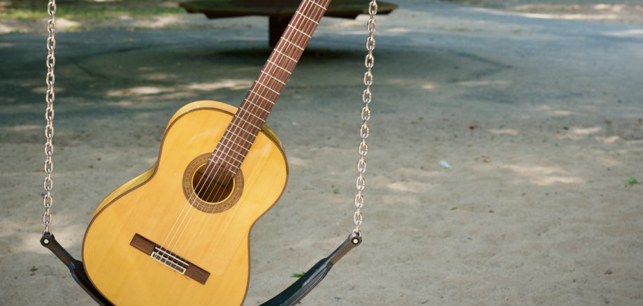 Gitarre auf einer Schaukel