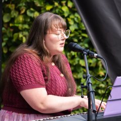 Eine Frau spielt Klavier