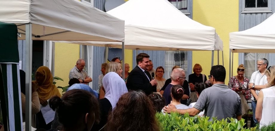 Bürgermeister Biber begrüßt die Gäste in Haus Oberlar. 
