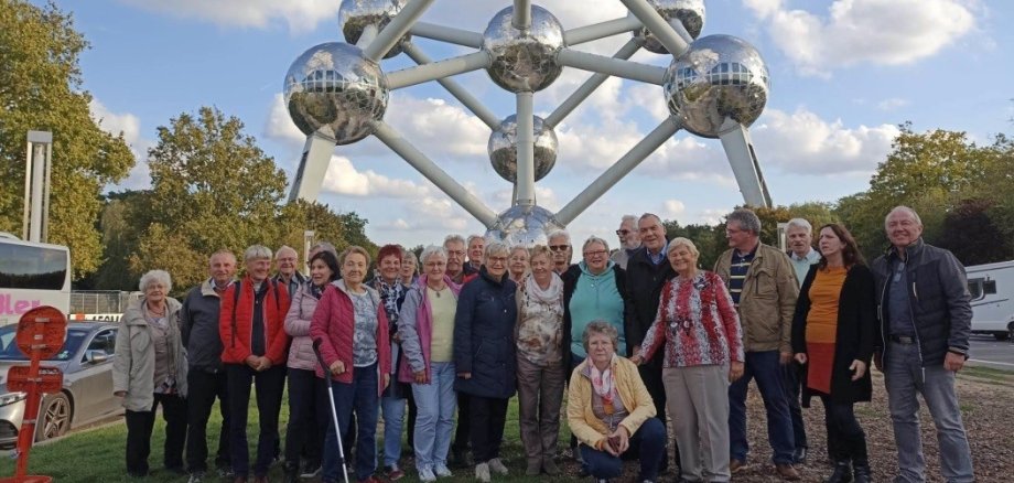 Einige Mitglieder des Troisdorfer und Heidenauer Städtepartnerschafts- verein vor dem Atomium