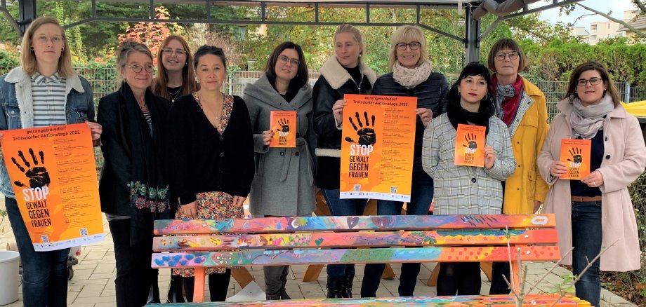 Die Initiatorinnen der Troisdorfer Aktionstage gegen Gewalt stellten das Veranstaltungsprogramm und die orange Bank gegen Gewalt vor, die derzeit von Frauen aus dem Frauenhaus gestaltet wird. Die Bank wird am 25.11. zunächst im Stadtteilpark Lahnstraße in Friedrich-Wilhelms-Hütte aufgestellt.  