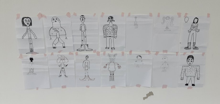 Die Kinder und Jugendlichen erstellten kleine Zeichnungen in schwarz-weiß über sich selbst