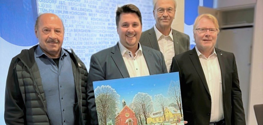 Künstler Josef Hawle, Bürgermeister Alexander Biber, Lions-Präsident Dr. Peter Hülzer und Jens Schäl vom Lions Club stellten den Adventskalender für 2022 vor. 
