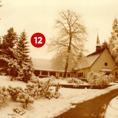 12. Türchen: Friedhofskapelle des Waldfriedhofes an der Heerstraße, aufgenommen am 16.01.1981 (Fotograf: Fritz Vogel; Stadtarchiv Troisdorf, Fotonachlass Vogel)