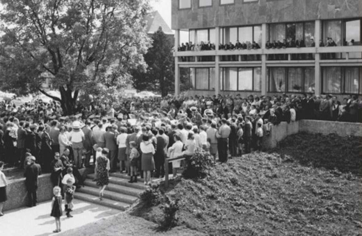 Eröffnung des Rathauses in Sieglar am 27. Mai 1967 (Bild: Peter Bouserath, Quelle: Stadtarchiv Troisdorf) Eröffnung des Rathauses in Sieglar am 27. Mai 1967 (Bild: Peter Bouserath, Quelle: Stadtarchiv Troisdorf)