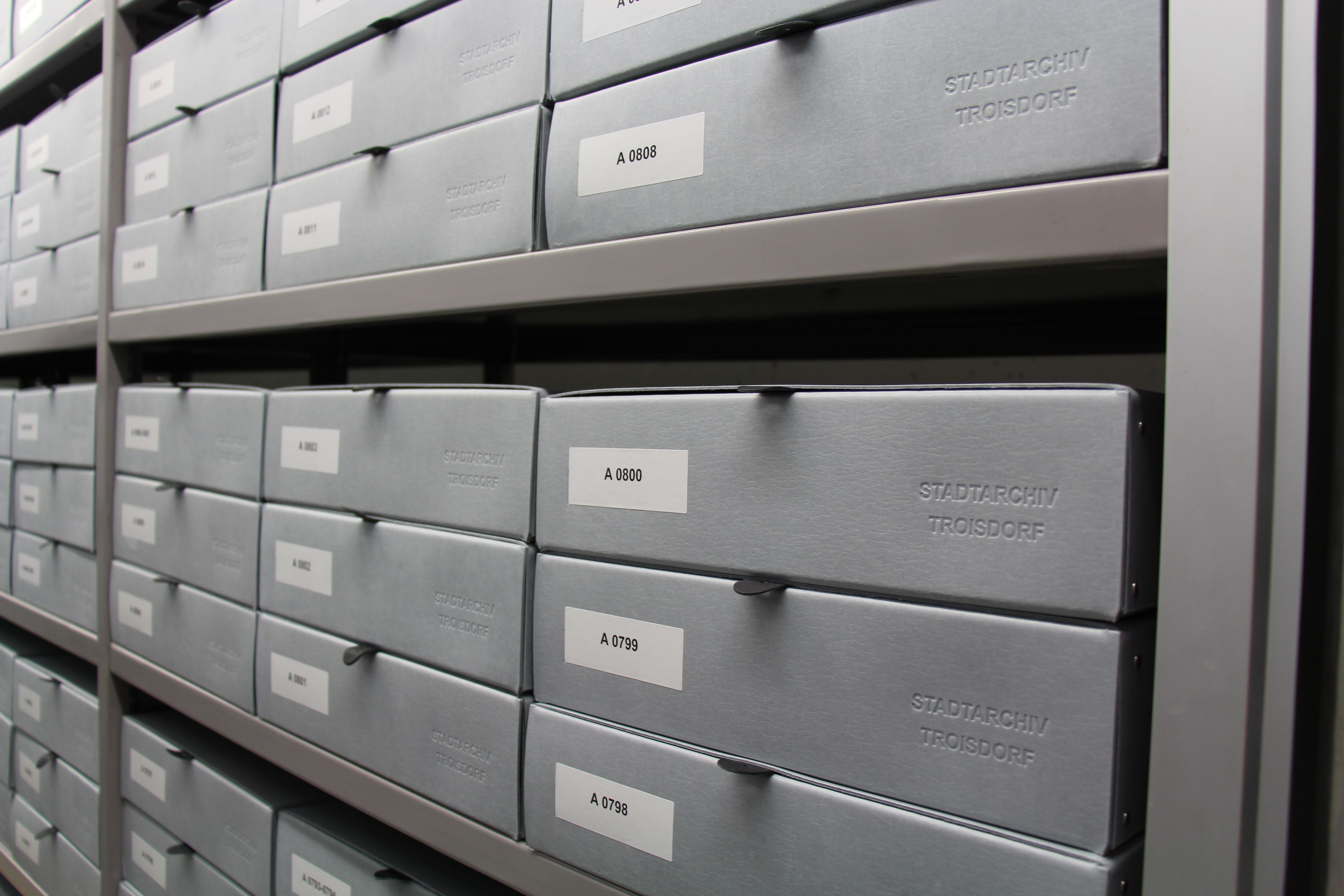 Archivkartons im Magazin (Bild: Stadtarchiv Troisdorf) Archivkartons im Magazin (Bild: Stadtarchiv Troisdorf)