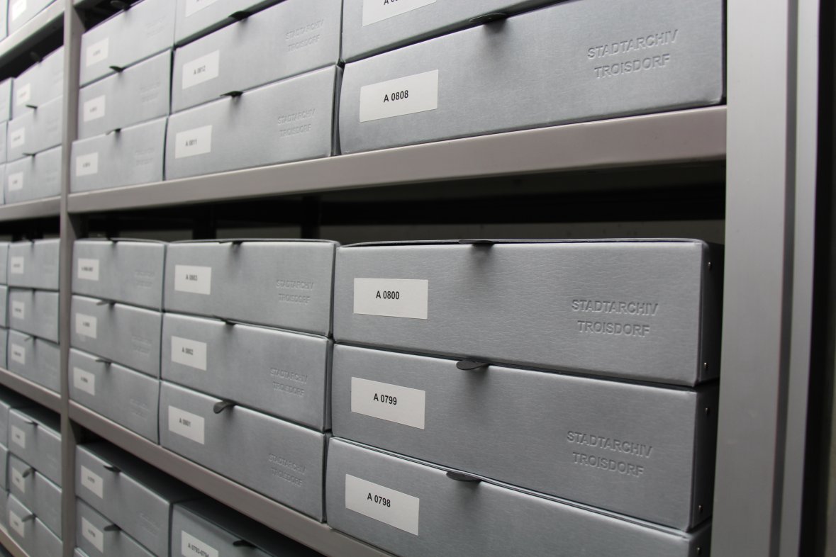 Archivkartons im Magazin (Bild: Stadtarchiv Troisdorf) Archivkartons im Magazin (Bild: Stadtarchiv Troisdorf)