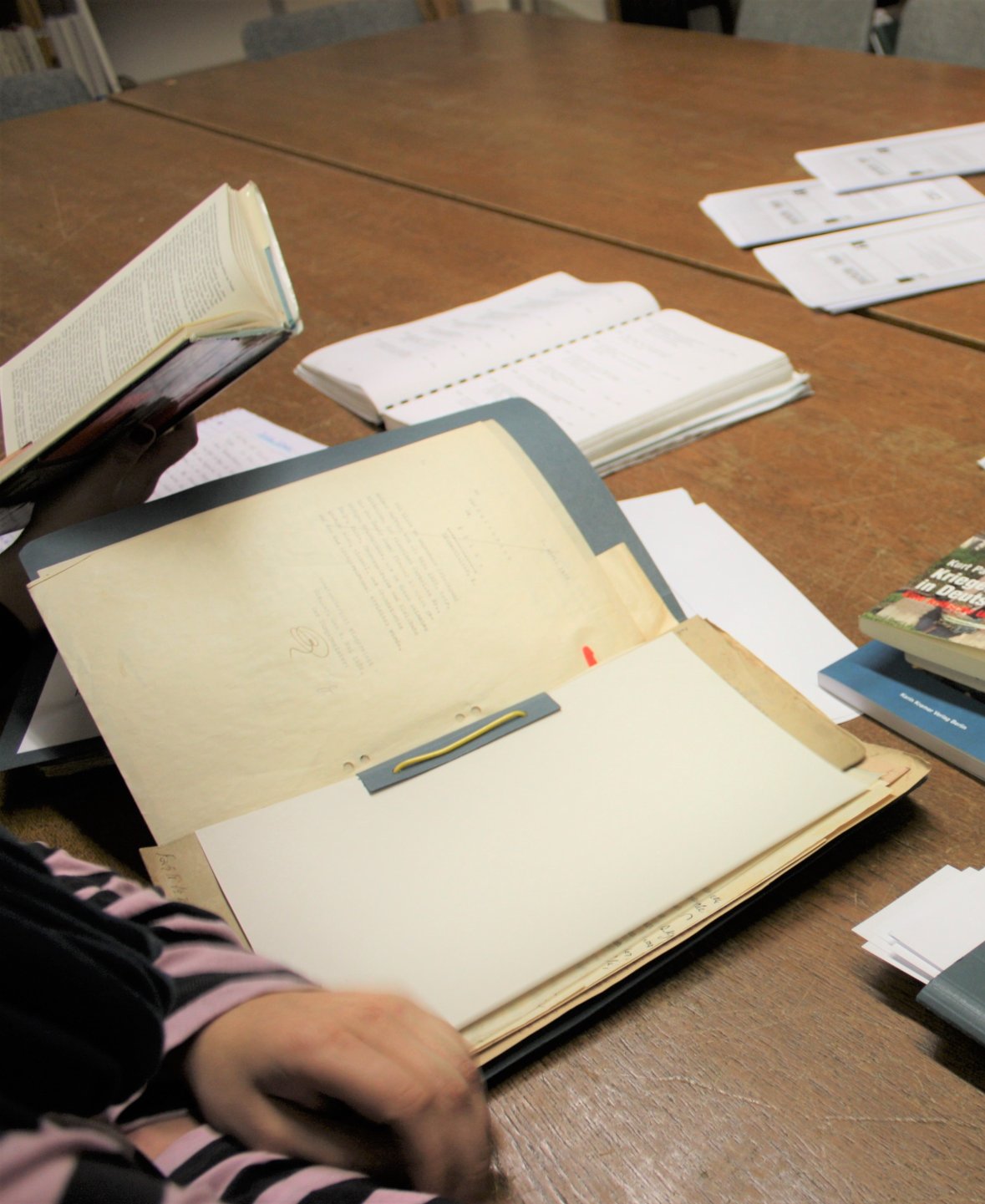 Archivpädagogische Arbeit mit Quellen im Stadtarchiv Troisdorf (Bild: Stadtarchiv Troisdorf) Archivpädagogische Arbeit mit Quellen im Stadtarchiv Troisdorf (Bild: Stadtarchiv Troisdorf)