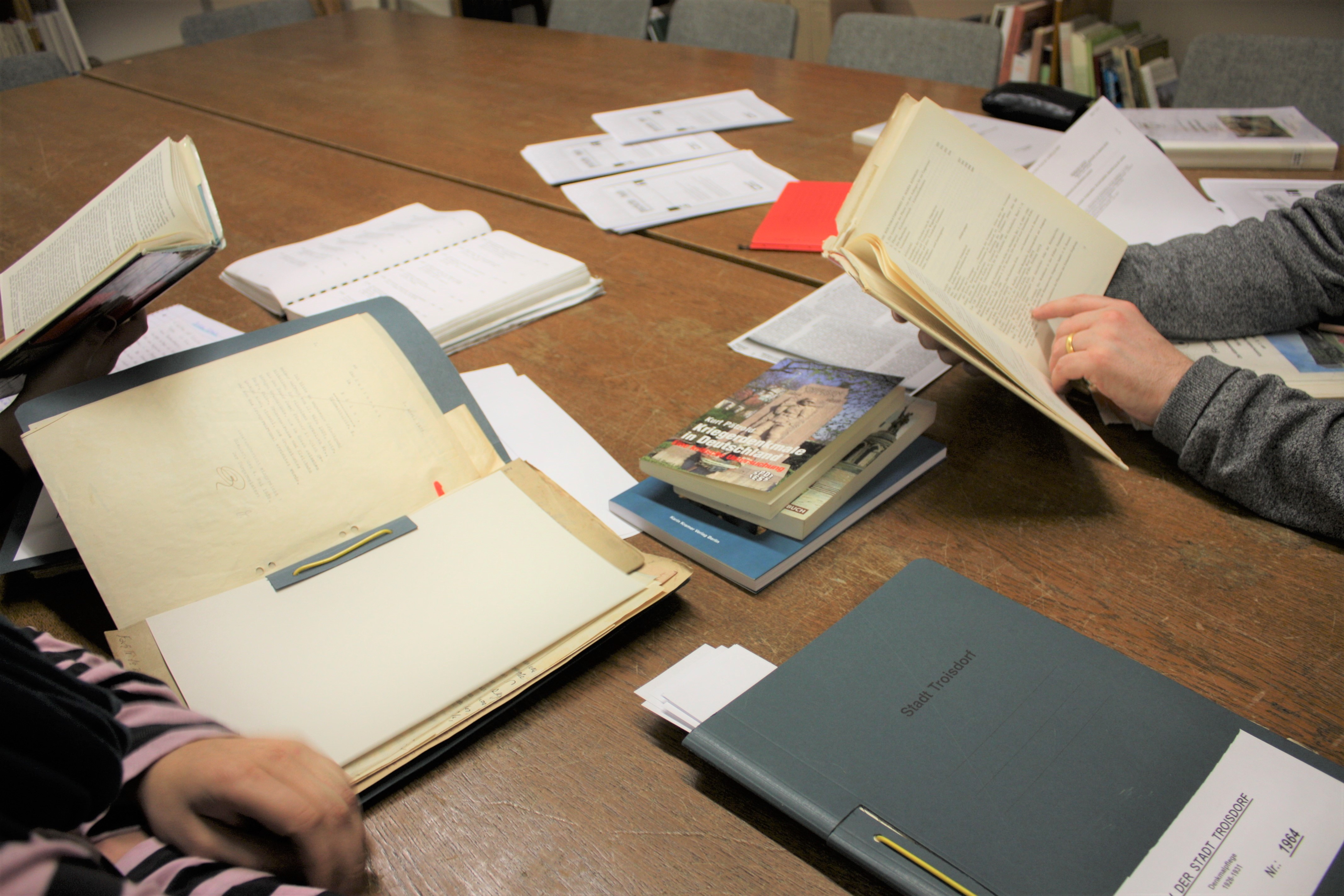 Archivpädagogische Arbeit mit Quellen im Stadtarchiv Troisdorf (Bild: Stadtarchiv Troisdorf) Archivpädagogische Arbeit mit Quellen im Stadtarchiv Troisdorf (Bild: Stadtarchiv Troisdorf)
