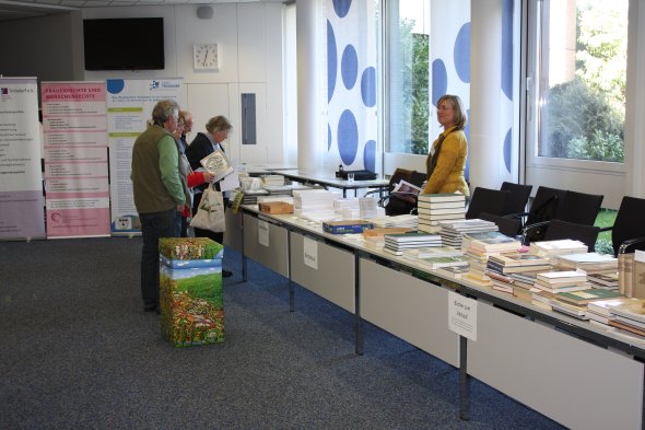 Bücherverkauf während des Tages der Archive 2014 (Bild: Stadtarchiv Troisdorf)