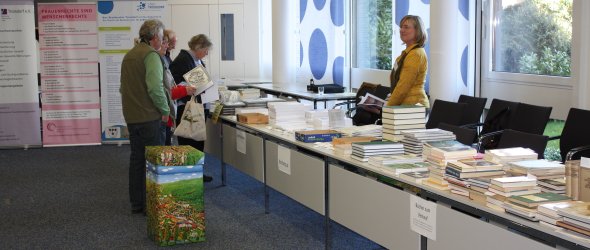 Bücherverkauf während des Tages der Archive 2014 (Bild: Stadtarchiv Troisdorf)