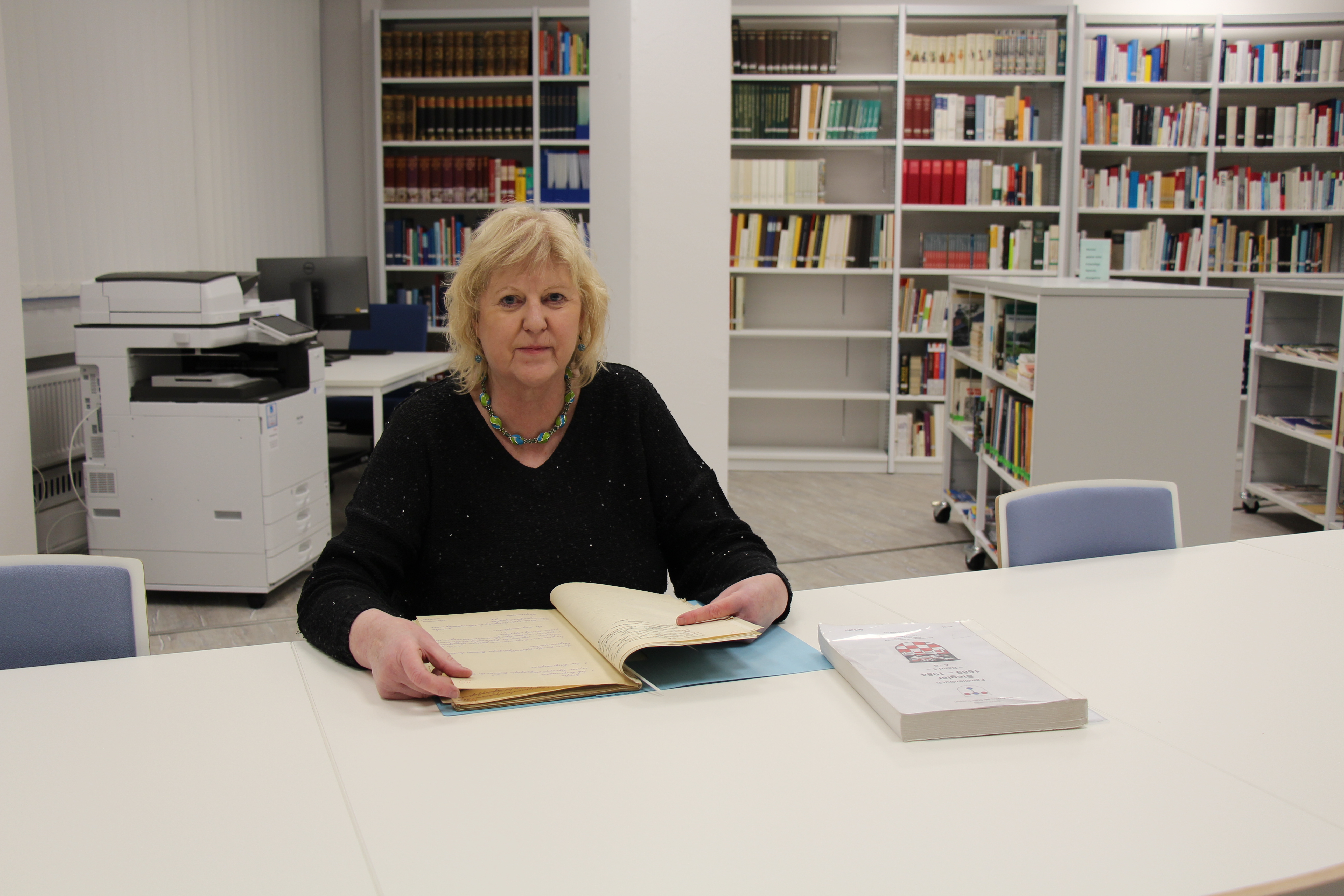 Frau Boß im Lesesaal des Stadtarchivs (Bild: Stadtarchiv Troisdorf)