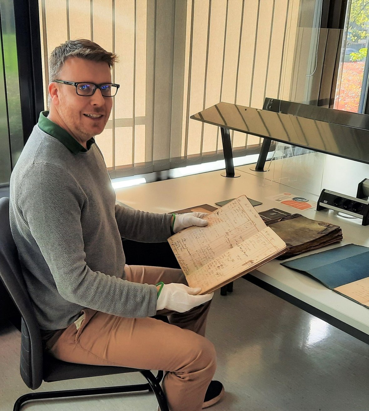 Unser ehemaliger FaMI-Auszubildender und heutiger MItarbeiter Christian Fuchs während seines Praktikums im Archiv des Rhein-Sieg-Kreises (Bild: Stadtarchiv Troisdorf) Unser ehemaliger FaMI-Auszubildender und heutiger MItarbeiter Christian Fuchs während seines Praktikums im Archiv des Rhein-Sieg-Kreises (Bild: Stadtarchiv Troisdorf)