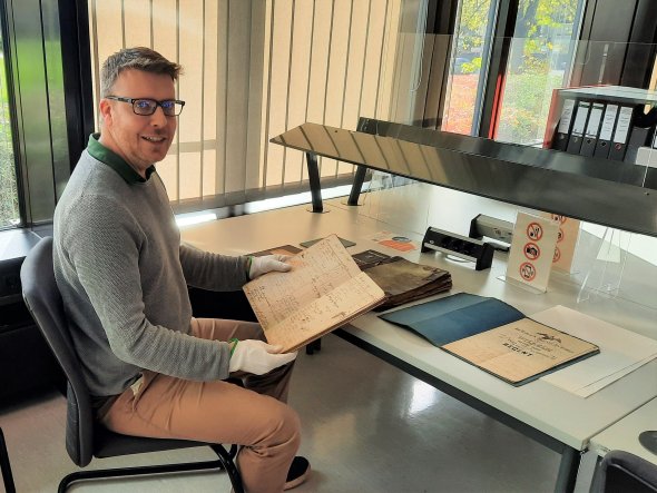 Unser FaMI-Auszubildender Christian Fuchs während seines Praktikums im Archiv des Rhein-Sieg-Kreises (Bild: Stadtarchiv Troisdorf)