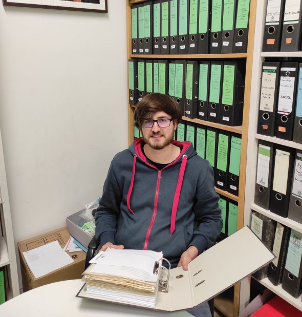 Unser FaMI-Auszubildender Marcel Luitjens während seines Praktikums im Stadtarchiv Siegburg (Bild: Stadtarchiv Troisdorf) Unser FaMI-Auszubildender Marcel Luitjens während seines Praktikums im Stadtarchiv Siegburg (Bild: Stadtarchiv Troisdorf)