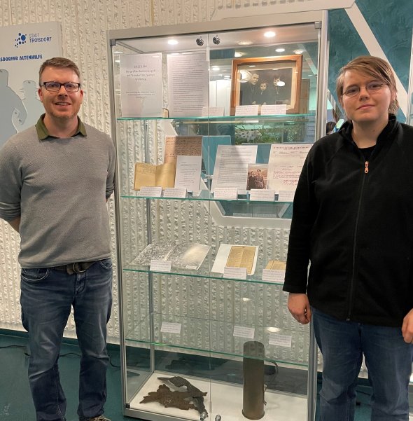 Elisa Timmer (Auszubildende im Stadtarchiv) und Christian Fuchs (Mitarbeiter im Stadtarchiv) während der Gestaltung der Ausstellung (Foto: Stadtarchiv Troisdorf)