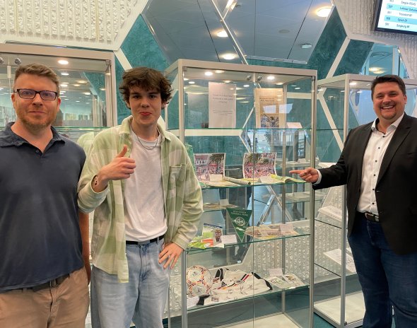 Christian Fuchs (Mitarbeiter des Stadtarchivs) und Timo Chmielewski (Praktikant im Stadtarchiv) eröffnen mit dem Bürgermeister die von ihnen gestaltete Ausstellung (Foto: Stadtarchiv Troisdorf)