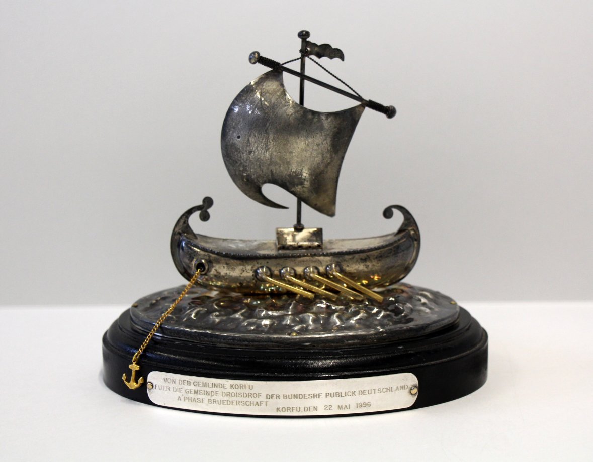 „Schiff aus Korfu“ (Objekt aus der virtuellen Ausstellung "Troisdorfer Geschichte(n) - Zehnmal in Szene gesetzt") (Bild: Stadtarchiv Troisdorf) „Schiff aus Korfu“ (Objekt aus der virtuellen Ausstellung "Troisdorfer Geschichte(n) - Zehnmal in Szene gesetzt") (Bild: Stadtarchiv Troisdorf)