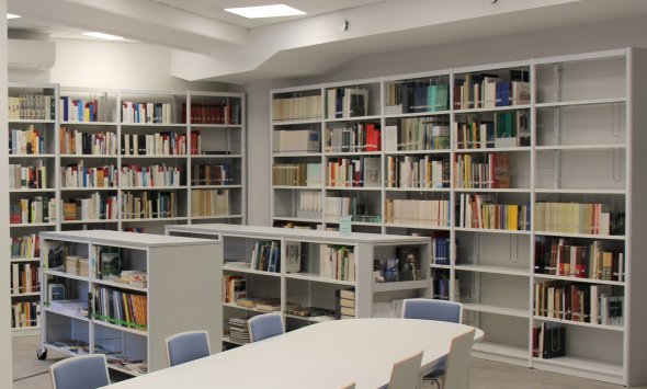 Teil der Archivbibliothek im Lesesaal des Stadtarchivs (Bild: Stadtarchiv Troisdorf)