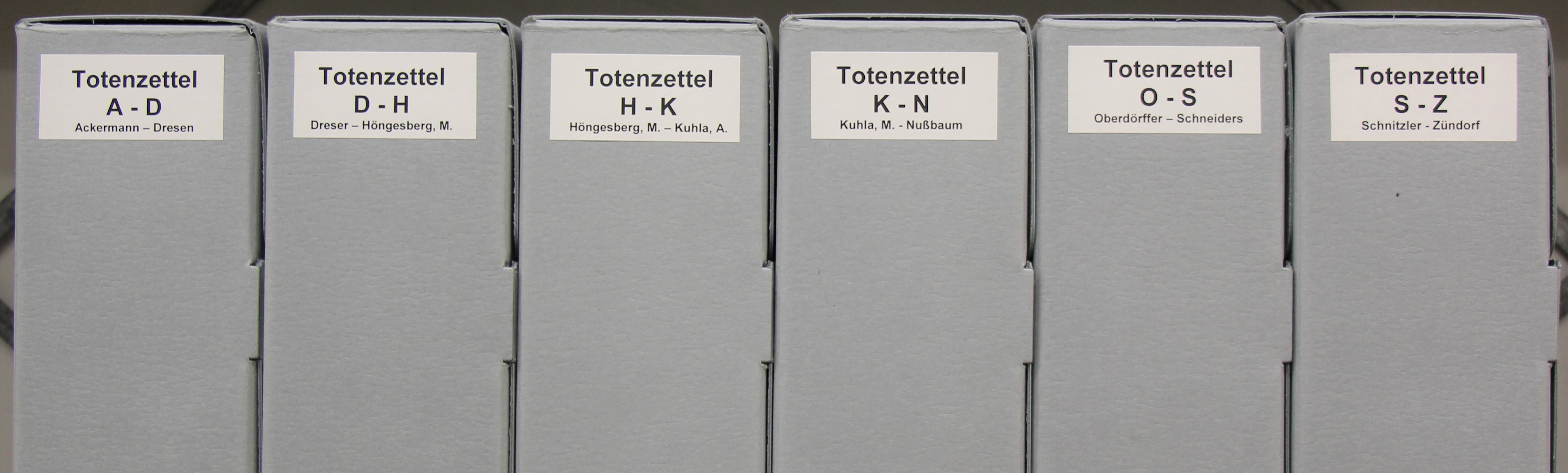 Totenzettel alphabetisch sortiert in Archivkartons (Bild: Stadtarchiv Troisdorf)