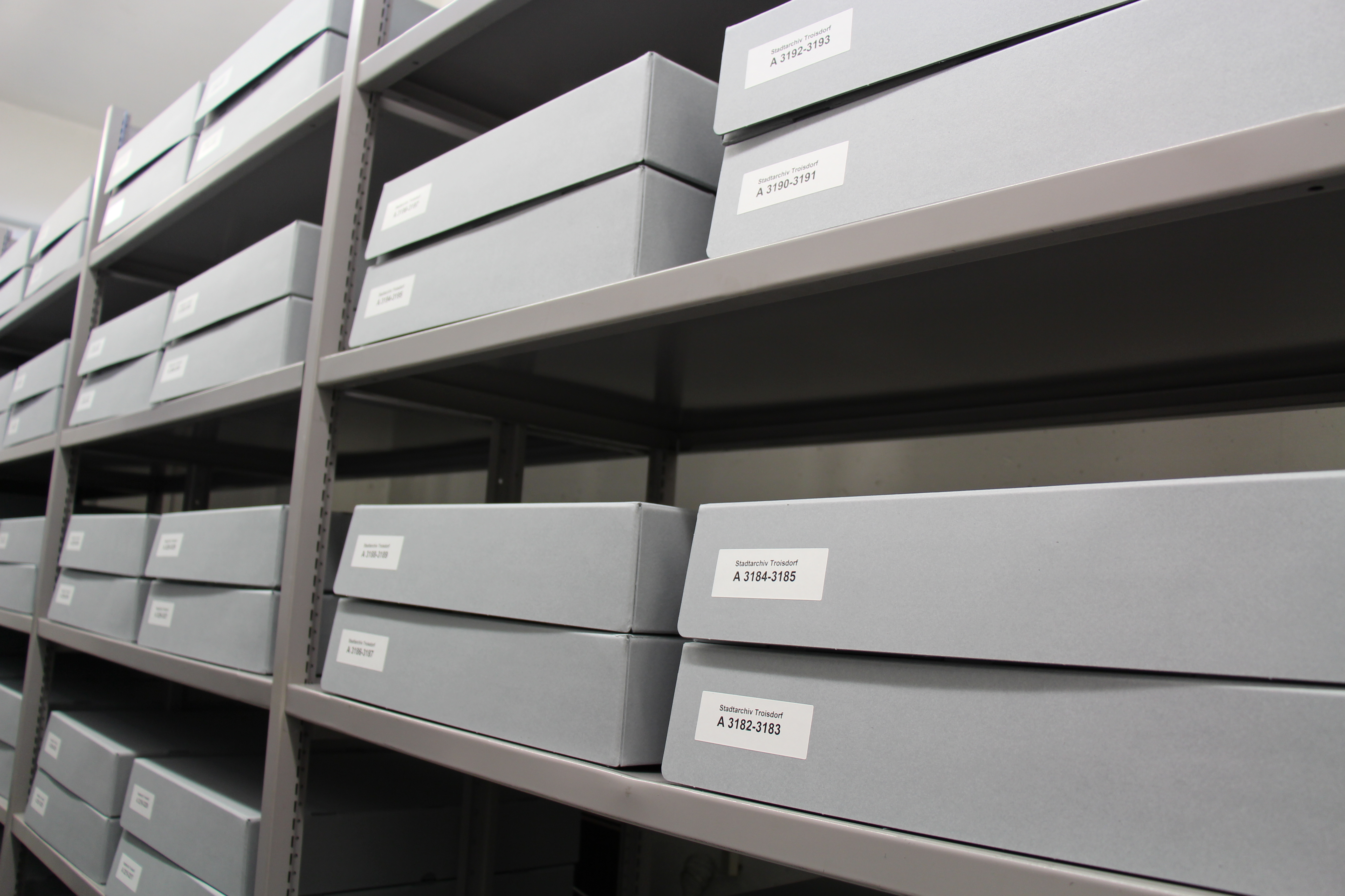 Fachgerechte säurefreie Archivkartons im Magazin (Bild: Stadtarchiv Troisdorf) Fachgerechte säurefreie Archivkartons im Magazin (Bild: Stadtarchiv Troisdorf)