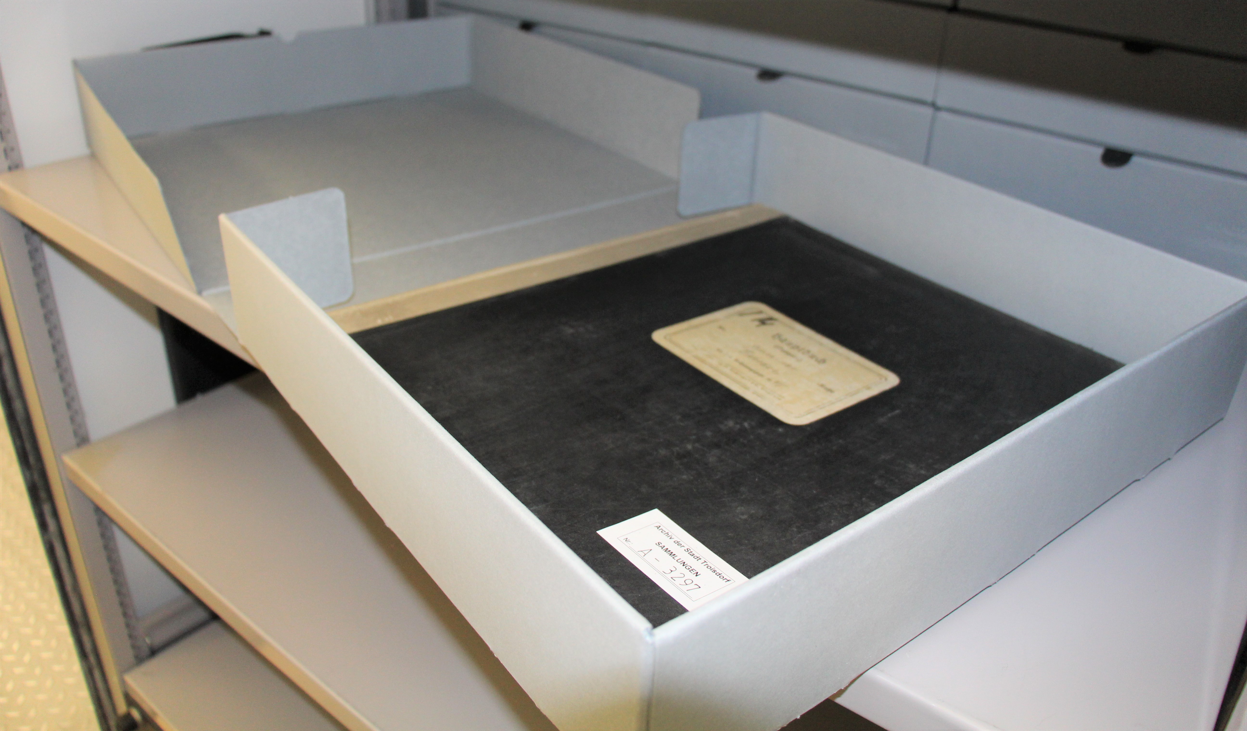 Nach der Reinigung und Neuverpackung: saubere Archivale in einem fachgerechten Archivkarton (Bild: Stadtarchiv Troisdorf) Nach der Reinigung und Neuverpackung: saubere Archivale in einem fachgerechten Archivkarton (Bild: Stadtarchiv Troisdorf)